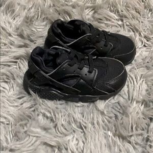 Nike black kids huraches